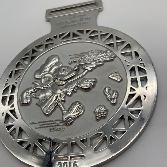 Walt Disney World Mickey Mouse Wine & Dine Half Marathon 2016 Silver Tone Medal - Picture 6 of 11